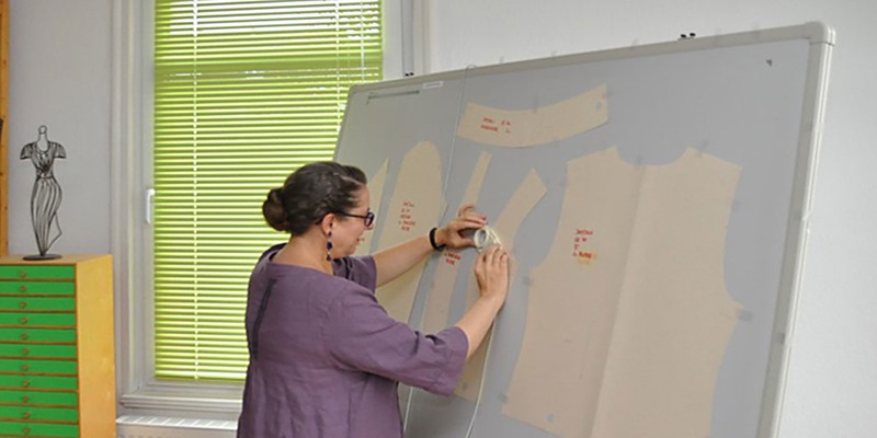 Karin Widmann in ihrem Atelier am Digitalisiertisch (Digitizer)